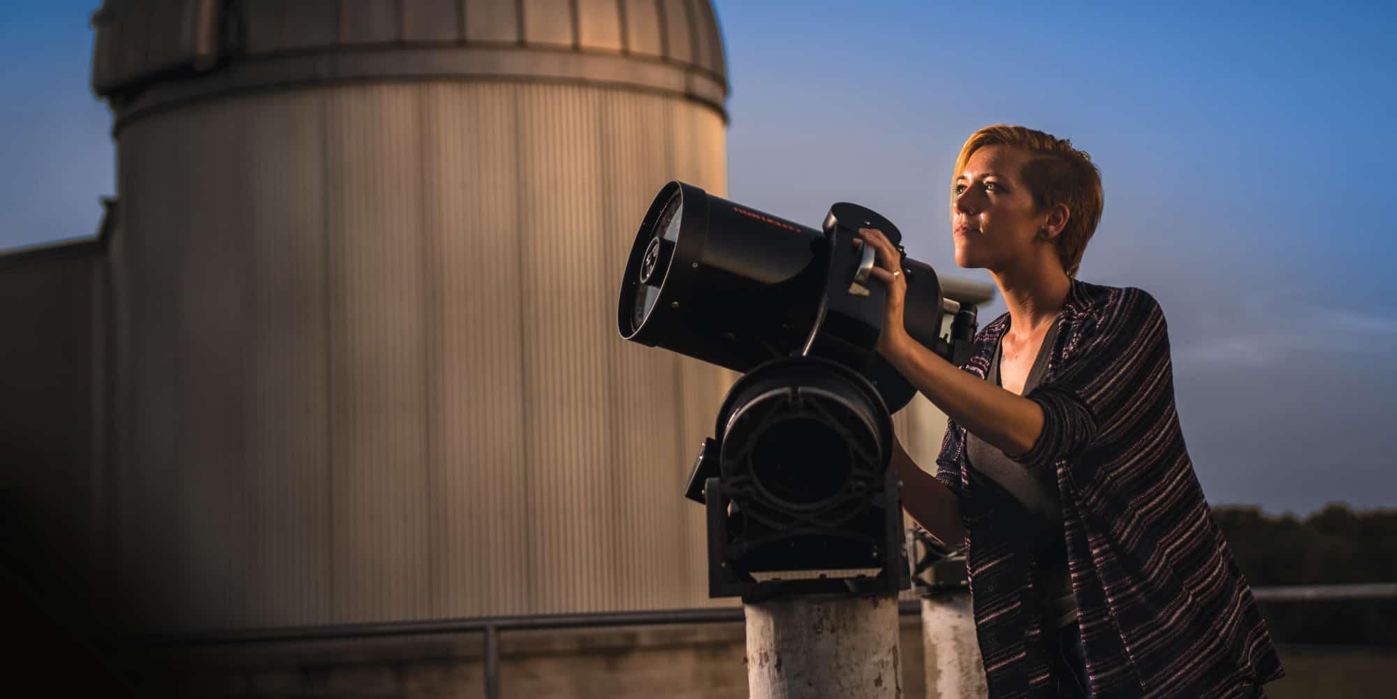 一个女人看望远镜的画面.
